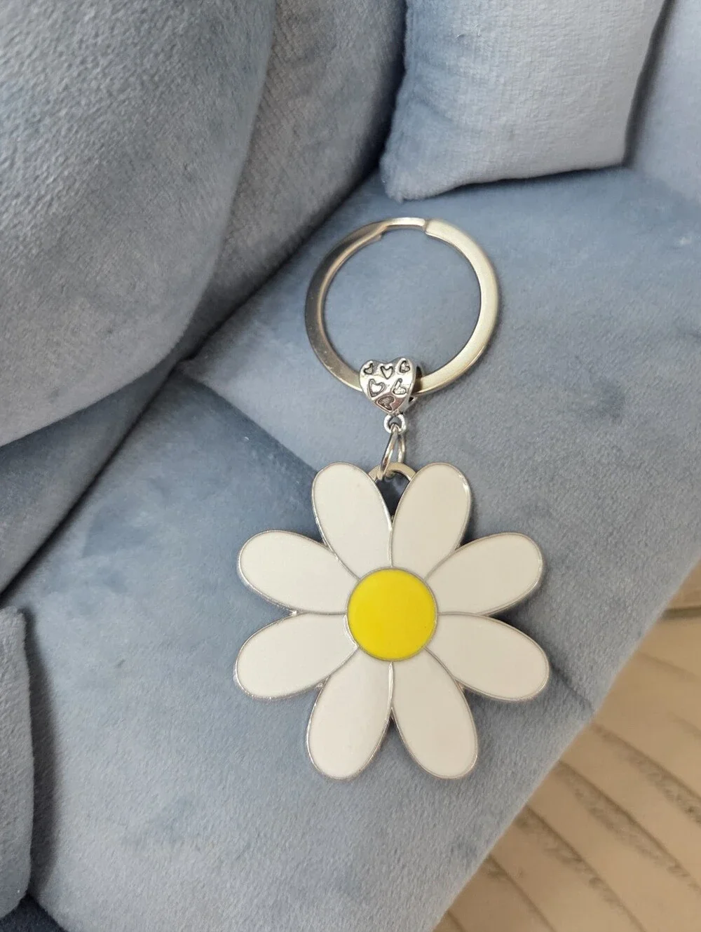 (BUY NOW)Silver White Daisy Enamel Keychain Bag Charm, NEW